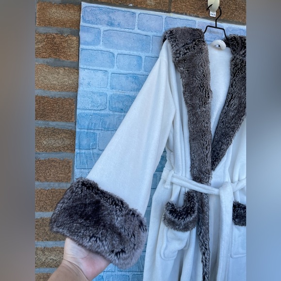 Pottery Barn White Faux Fur Trim robe size medium - Picture 5 of 12